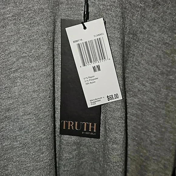 NWT Truth by Republic Gray Ruffled Shoulder Long Sleeve V-Neck Sweater - Medium - Picture 5 of 6